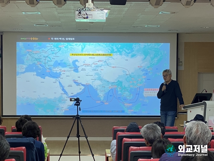 서울시 교육청 정덕도서관에서 중국 역사문화 관계자 100여명이 참석한 가운데 강연을 하고있다 사진제공=한국화교화인연합총회