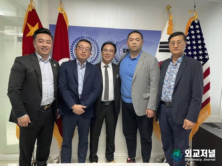 (왼쪽부터: 미국연합상업협회 아시아 태평양 지역 대표 류보헝, HK Year Champion Financial Advisory Company Alen, 미국연합상업협회 한국지부 대표 & 중소기업 해외상장자본그룹 총재 박찬윤, PCAOB 인증 WWC, P.C 파트너사 대표 Patrick wong, SME 해외상장자본그룹 전무이사 허영룡)<br>
