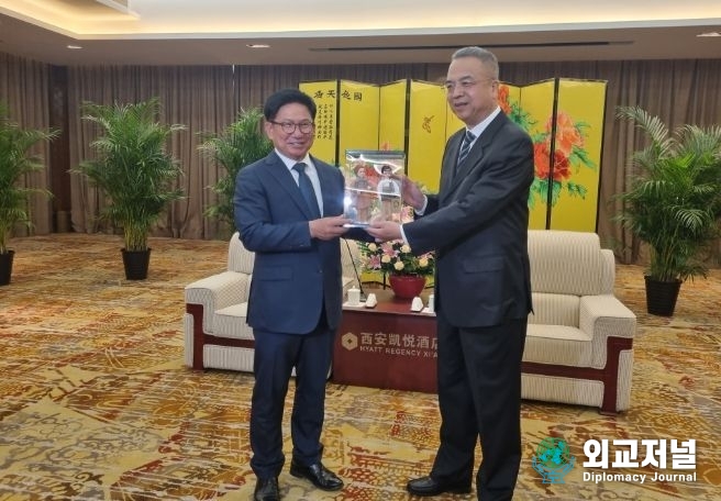  중국을 방문중인 김경학 제주특별자치도의회 의장(왼쪽)과 중국 산시성陝西省 양광핑 부주임이 기념촬영을 하고 있다. 