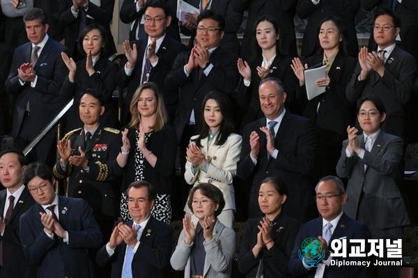  김건희 여사가 27일 워싱턴DC국회의사당에서 열린 윤석열 대통령의 미 상하원 합동회의 연설에서 박수를 치고 있다.