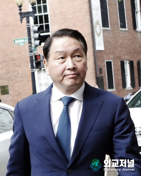  최태원 SK그룹 회장이 4월 25일(현지시간) 미국 워싱턴DC에서 열린 투자신고식 및 한미 비즈니스 라운드 테이블 참석을 위해 미 상공회의소로 입장하고 있다 (자료 = SK그룹)