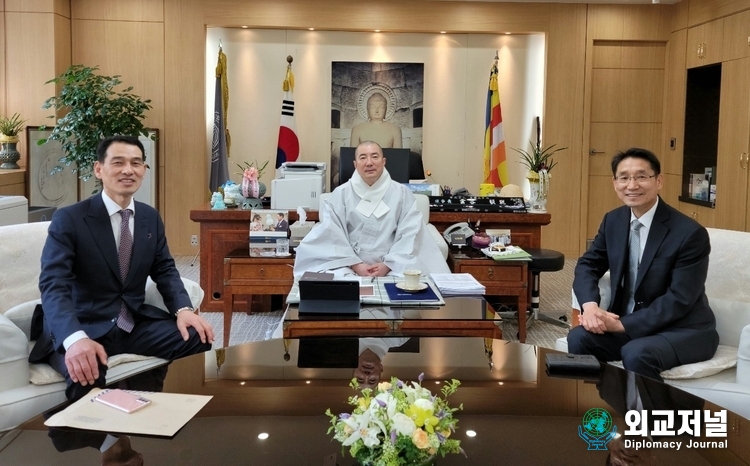 골든유 그룹 박내춘 회장(좌), 배용주 경찰공제조합 이사장(우)가 동국대 이사장 돈관스님(중앙),을 예방했다.