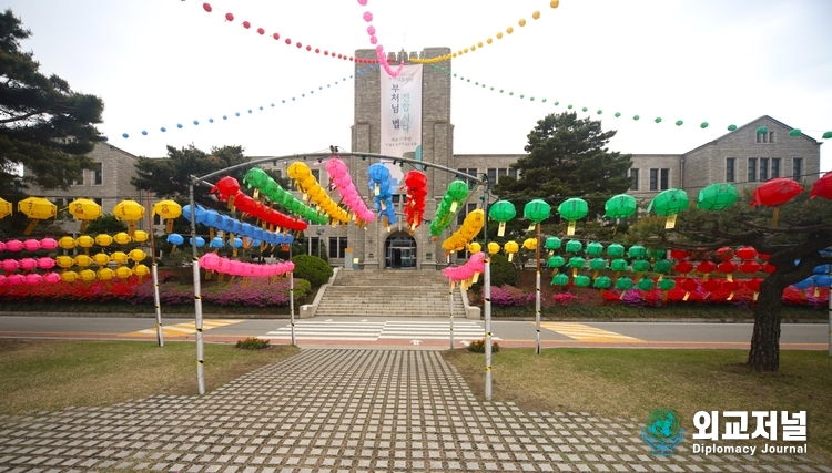  "마음의 평화, 부처님 세상" 불기2567년 부처님오신날을 기념하기 위해 명진관앞에도 봉축등을 달았다. (사진=김지은 기자)