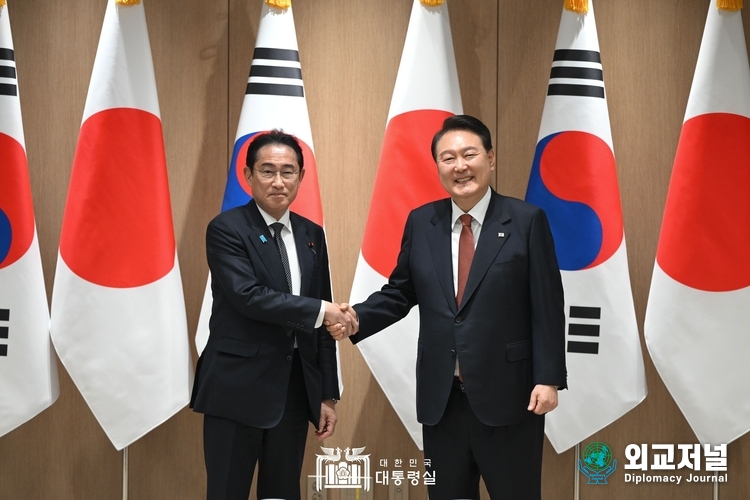 윤석열 대통령과(우측) 기시다 후미오 일본 총리(좌측)가 7일 오후 용산 대통령실에서 정상회담에 앞서 서로 악수하고 있다.(사진=대통령실 제공)