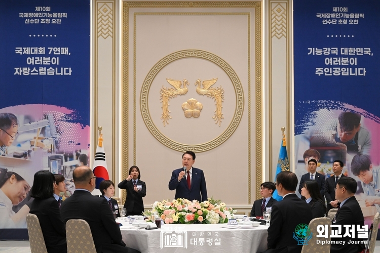  윤석열 대통령은 9일 제10회 국제장애인기능올림픽에서 종합우승과 7연패를 달성한 선수단을 청와대 영빈관으로 초청해 오찬을 함께하면서, 매일 반복된 어려운 훈련을 이겨내고 값진 성과를 거둔 선수들을 격려했다.(사진=대통령실)