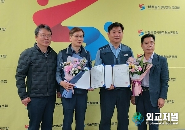  당선 축하 ..좌로부터 서울시공무원노조 홍인석 현 사무총장, 최부철 사무총장 당선자-박상철 위원장 당선자, 신용수 현 위원장.