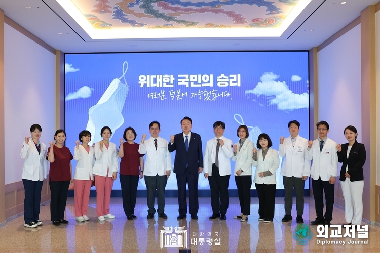  5월 11일 윤석열 대통령은 코로나19 중앙재난안전대책본부 회의에 참석해 기념촬영을 하고있다.(사진=대통령실)
