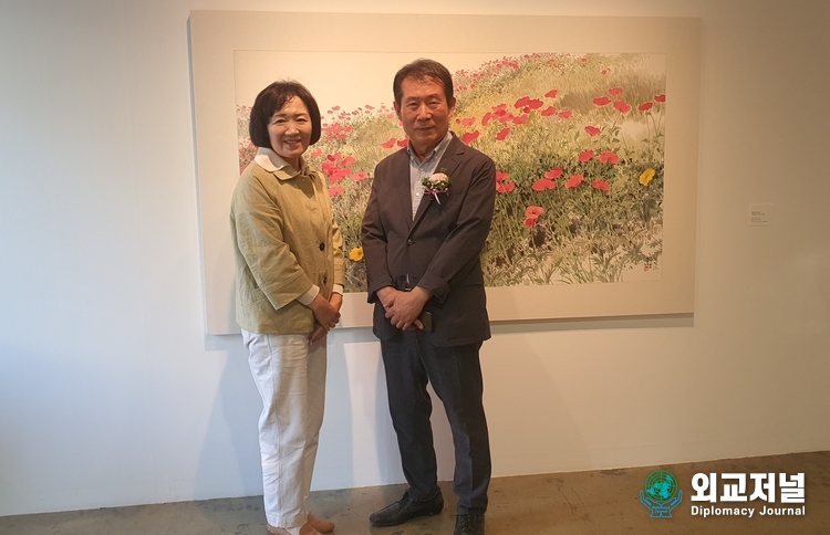 (우) 오용길 창작상 수상자 ( 죄) 정옥임 부회장 