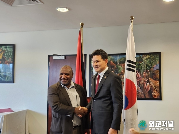  김태호 국회 외통위 위원장(오른쪽)이 마라페 파푸아뉴기니 총리를 예방하고 있다. (자료 = 국회)