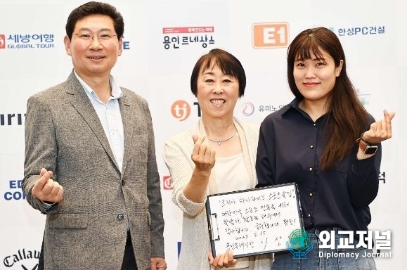  15일 열린 '제1회 - The Charity With Olympians' 자선골프대회에 참석한 이상일 용인특례시장(왼쪽)과 코리아하이브스포츠클럽 조혜정 회장(가운데), 안수현 사무국장(오른쪽)의 모습