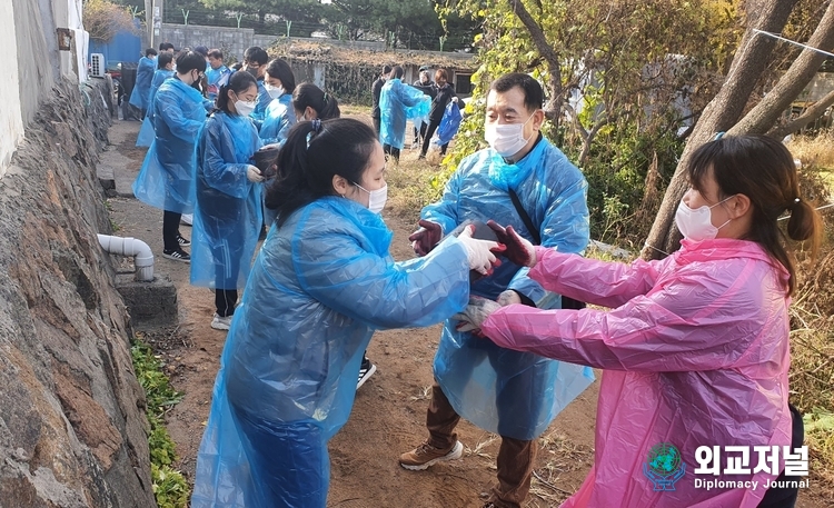  이현석 회장은 딸 이대래 화백과 함께 사랑의 연탄 나눔 봉사 활동을 펼치고 있다. 