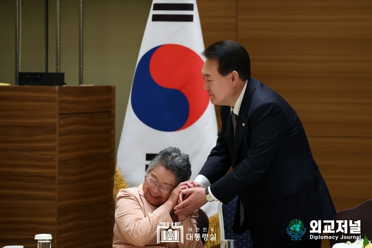  원폭 피해 당사자인 피폭 1세와 후손 20여 명이 윤석열 대통과 만남의 자리를 함께했다. (사진=대통령실)