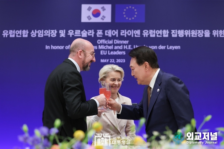  5월 22일 윤석열 대통령은 샤를 미셸 EU 상임의장, 우르줄라 폰 데어 라이엔 EU 집행위원장과 공식 만찬을 가졌다., (사진=대통령실)