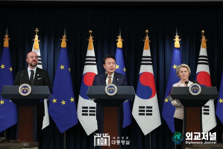  윤석열 대통령은 샤를 미셸 EU 상임의장, 우르줄라 폰 데어 라이엔 EU 집행위원장과 한-EU 정상회담을 갖고 공동언론 발표를 하고있다. (사진=대통령실) 
