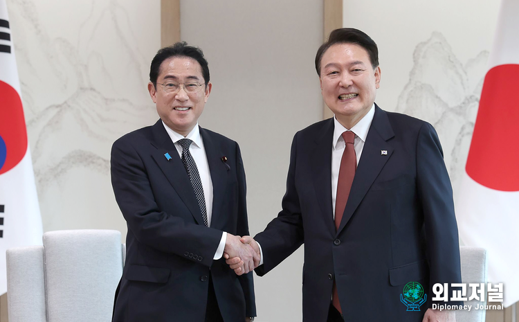 President Yoon Suk-yeol holds a brief meeting with Japanese Prime Minister Fumio Kishida on May 7.