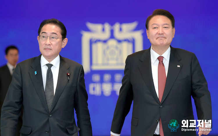 President Yoon Suk-yeol enters a joint press conference with Prime Minister Kishida on May 7.