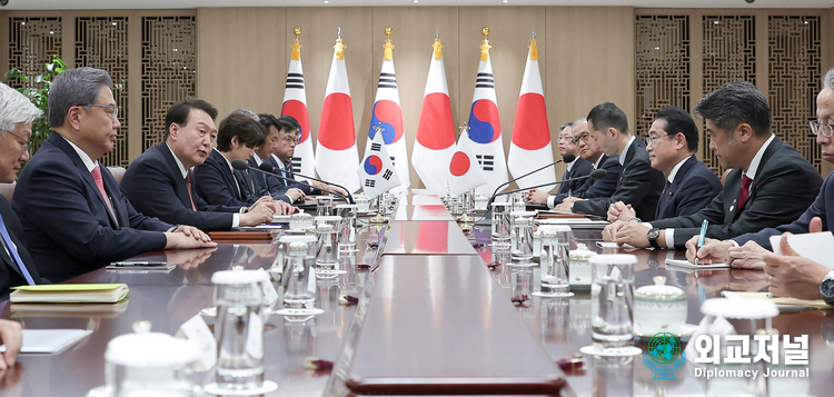 President Yoon Suk-yeol holds an expanded meeting with Japanese Prime Minister Fumio Kishida on May 7.
