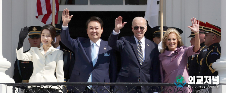 President Yoon Suk-yeol and First Lady Kim Keon-hee respond at the official welcome ceremony for the U.S. state visit on April 26.