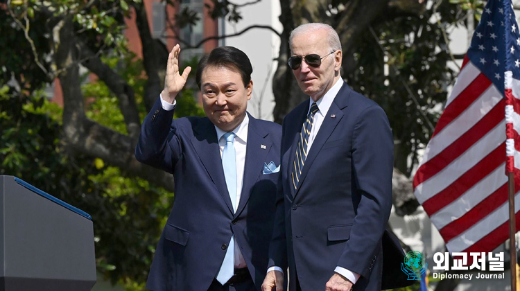 President Yoon Suk-yeol meets with U.S. President Biden on April 26.