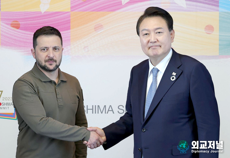 President Yoon Suk-yeol holds a summit with Ukrainian President Volodymyr Zelensky.