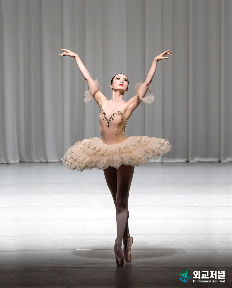 Elena Yoon, the Raymonda Adagio at the Balletmate Grand Prix competition.