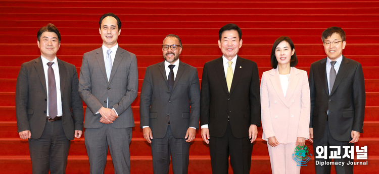 Nat ional As sembly Speaker Kim Jin-pyo takes a commemorative photo with Speaker Castro of the National Assembly of El Salvador.