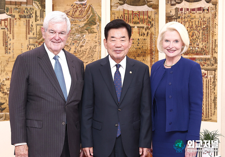 National Assembly Speaker Kim Jin-pyo receives former Speaker Gingrich of the United States House of Representatives