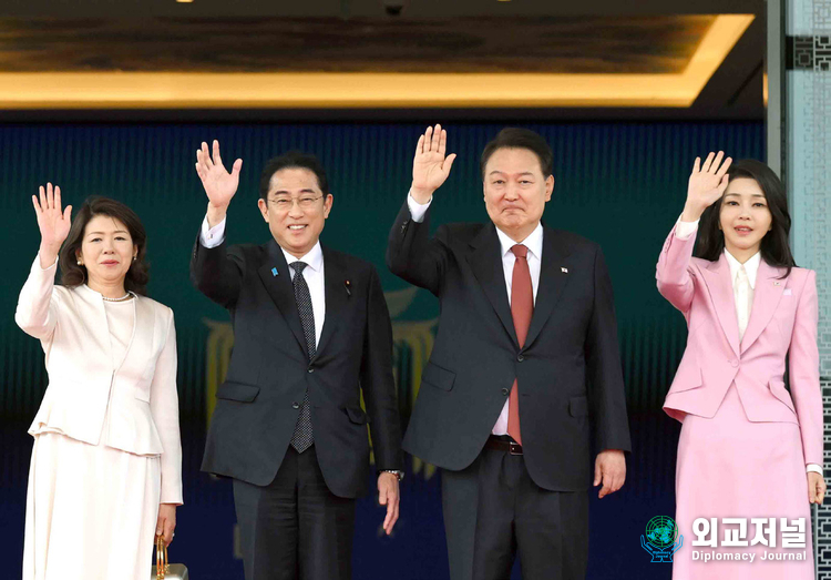 President Yoon Suk-yeol enters the meeting room for small talks with Japanese Prime Minister Fumio Kishida.