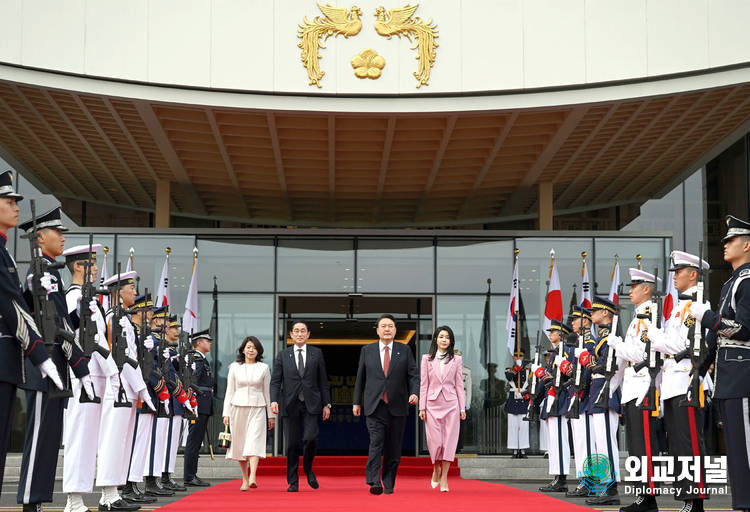 President Yoon Suk-yeol and his wife hold an official welcome ceremony for Japanese Prime Minister Fumio Kishida and his wife.