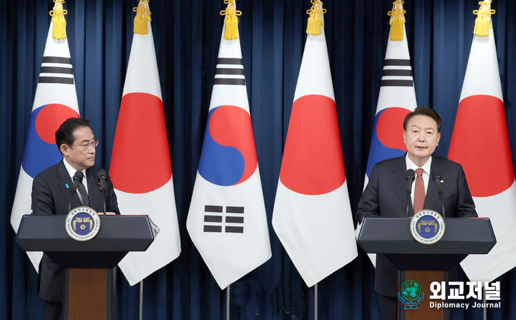 President Yoon Suk-yeol holds a joint press conference with Prime Minister Kishida.