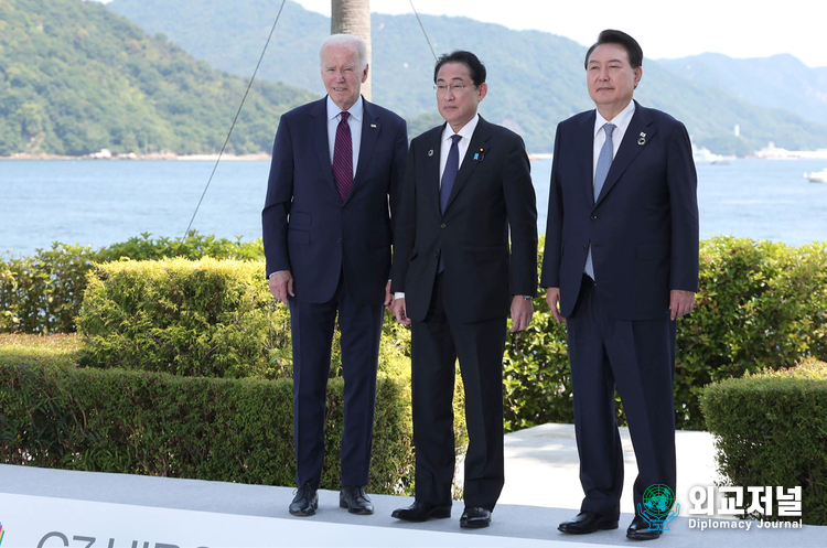 President Yoon Suk-yeol (right) holds a trilateral summit with U.S. President Joe Biden (left) and Japanese Prime Minister Fumio Kishida.