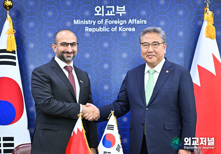 Minister of Foreign Affairs Park Jin signed a formal agreement on Air Services Agreement between Korea and Bahrain.