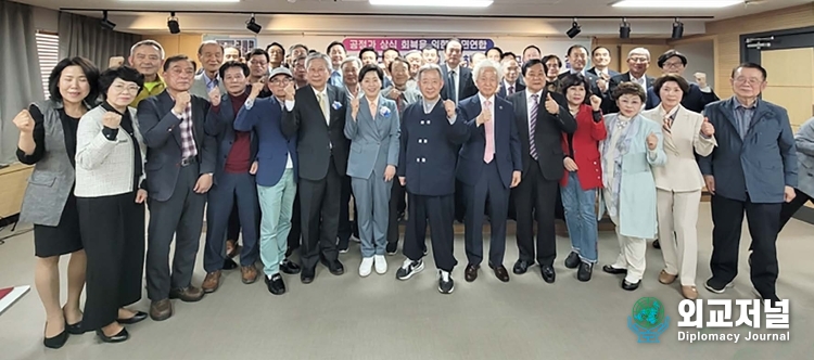 Rep . Yang Hyang-ja takes a commemorative photo after finishing the 54th Forum of the National Coalition for the Restoration of Justice and Common Sense.