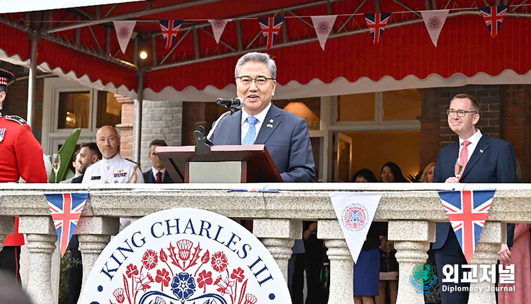 Foreign Minister Park Jin attends the coronation c e remony o f King Charles III of the U n i ted Kingdom and the 140th anniversary of diplomatic relations between Korea and the United Kingdom.