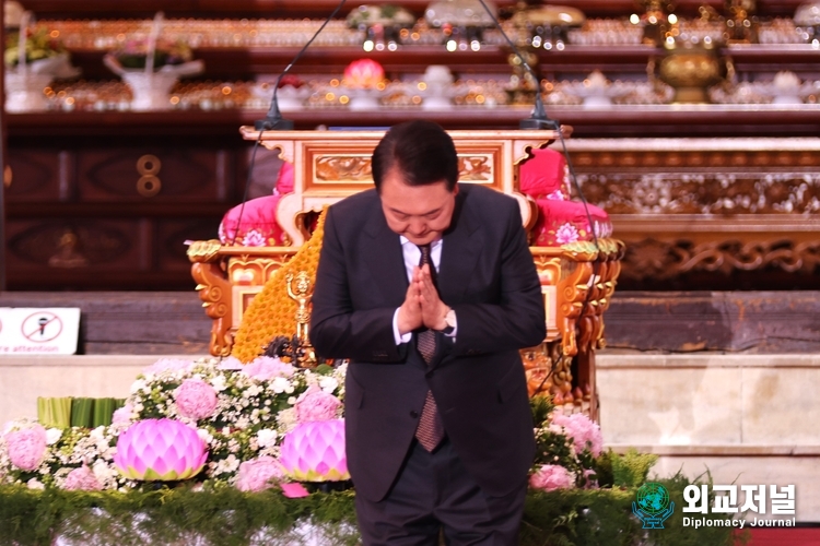  윤석열 대통령이 조계사에서 열린 부처님오신날 봉축법요식에 참석해 합장하고 인사를 하 있다.. (사진=외교저널)