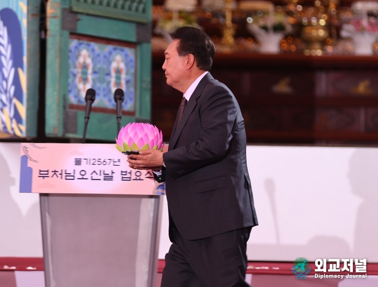 윤석열 대통령이 조계사에서 열린 부처님오신날 봉축법요식에 참석해 연등 공양을 올리고 있다.. (사진=외교저널)