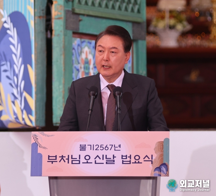  윤석열 대통령이 조계사에서 열린 부처님오신날 봉축법요식에 참석해 축사를 하고 있다.. (사진=외교저널)