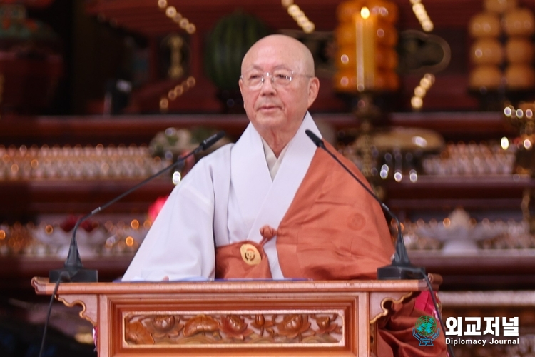 원로의장 자광 대종사가 조계종 종정 성파 대종사의 법어를 대독하고 있다. (사진=외교저널)