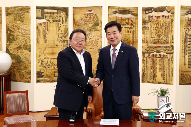  김진표 국회의장(오른쪽)과 엘벡도르지 몽골 전 대통령이 악수하고 있다. (자료 = 국회)