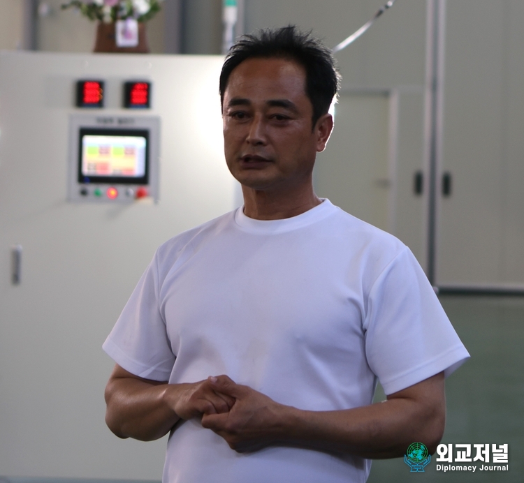  ㈜세계제일 에너지 이재화 대표가 대체 에너지가 필요 없는 무한동력 에너지 전력 장치를 개발했다고 설명하고 있다. (사진-=외교저널)