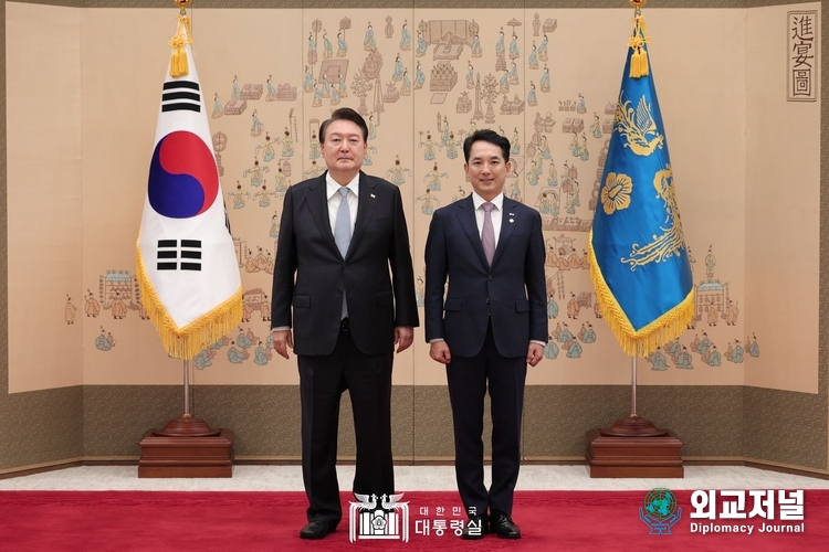  윤석열 대통령이 5일 서울 용산 대통령실 청사에서 박민식 국가보훈부 장관에게 임명장을 수여한 뒤 기념촬영을 하고 있다. (사진=대통령실)