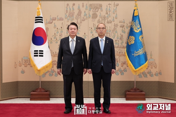 윤석열 대통령이 5일 서울 용산 대통령실 청사에서 윤종진 국가보훈부 차관에게 임명장을 수여한 뒤 기념촬영을 하고 있다. (사진=대통령실)