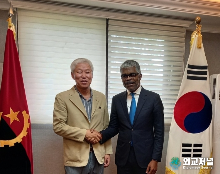  리카르도 비에가스 다브레우 앙골라 교통부 장관 (우측), 외교저널 발행인 이존영(좌측) 사진 =외교저널 