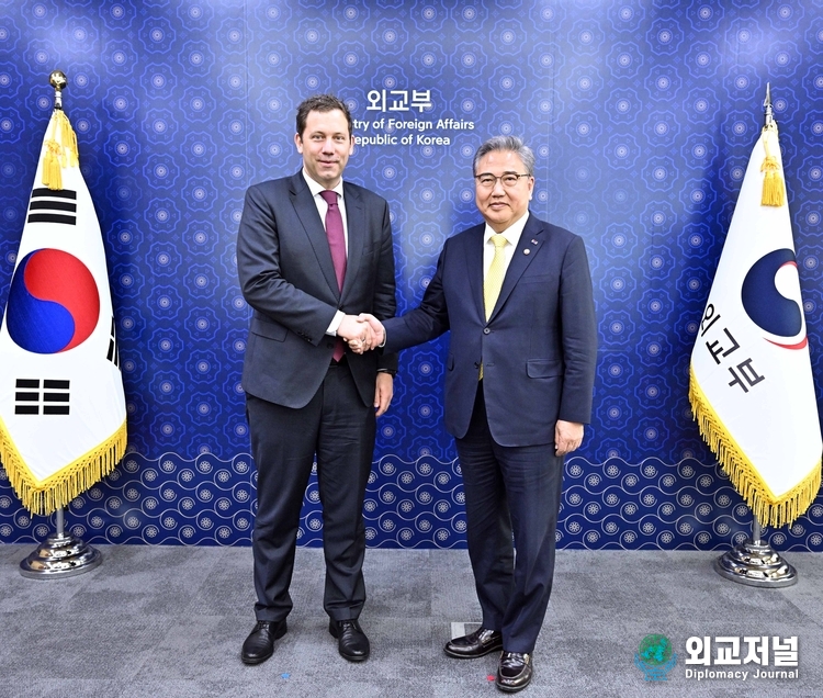 박진 외교부장관과 라스 클링바일(Lars Klingbeil) 사민당 공동대표와 악수를 나누고 있다. (사진 =외교부)2023.6.8./외교저널