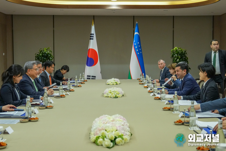  Foreign Minister Park Jin holds talks with Uzbekistan’s Minister of Foreign Affairs Bakhtiyor Saidov in Uzbekistan.