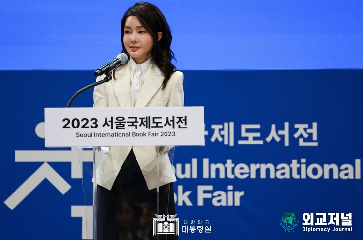  First Lady Kim Keon-hee attended the opening ceremony of the Seoul International Book Fair 2023 on June 14. Courtesy of the Office of the President