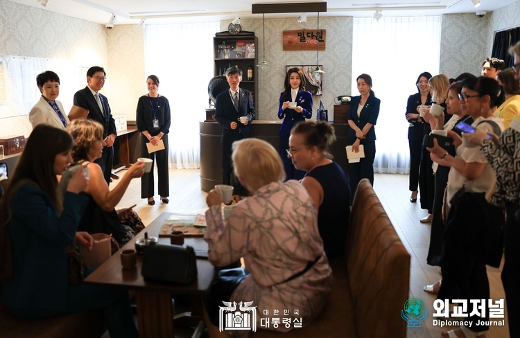 First Lady Kim Keon-hee, who is visiting France with President Yoon Suk-yeol, introduces mixed coffee to foreign reporters at the Mildawon at the Korean Cultural Center of France in Paris on June 20 (local time). Courtesy of the Office of the President