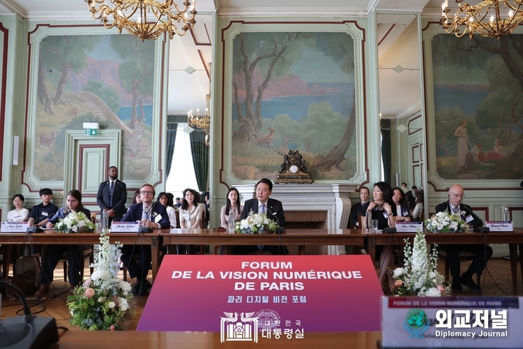  President Yoon Suk-yeol attends the Digital Vision Forum held in Paris on June 21. Courtesy of the Office of the President