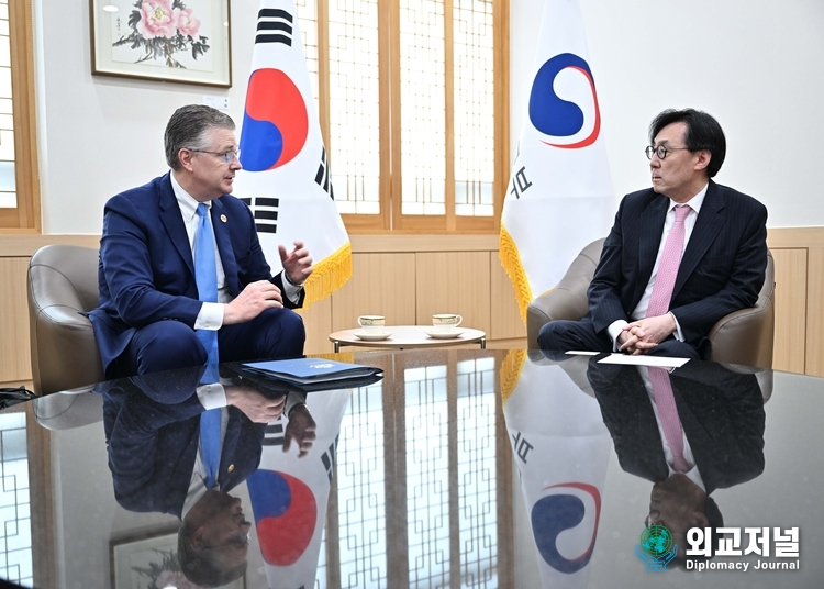  First Vice Foreign Minister Jang Ho-jin met with U.S. Assistant Secretary of State for East Asian and Pacific Affairs Daniel Kritenbrink, who is visiting South Korea, and exchanged views on the outcome of U.S. 