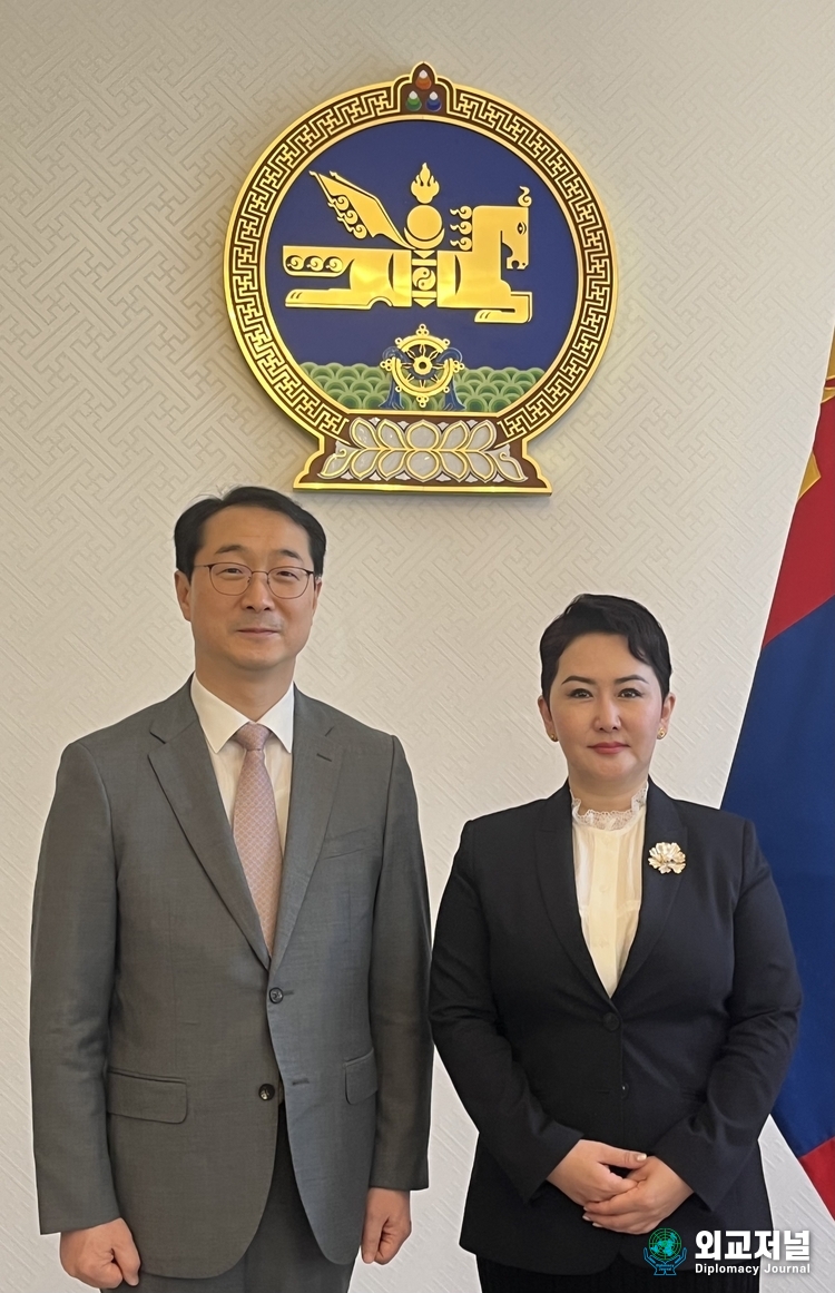  Kim Keon, head of the Office of Korean Peninsula Peace and Security Affairs who is visiting Mongolia to attend the Ulaanbaatar Dialogue, paid a courtesy call on Mongolian Foreign Minister Batmunkh Battsetseg on June 17